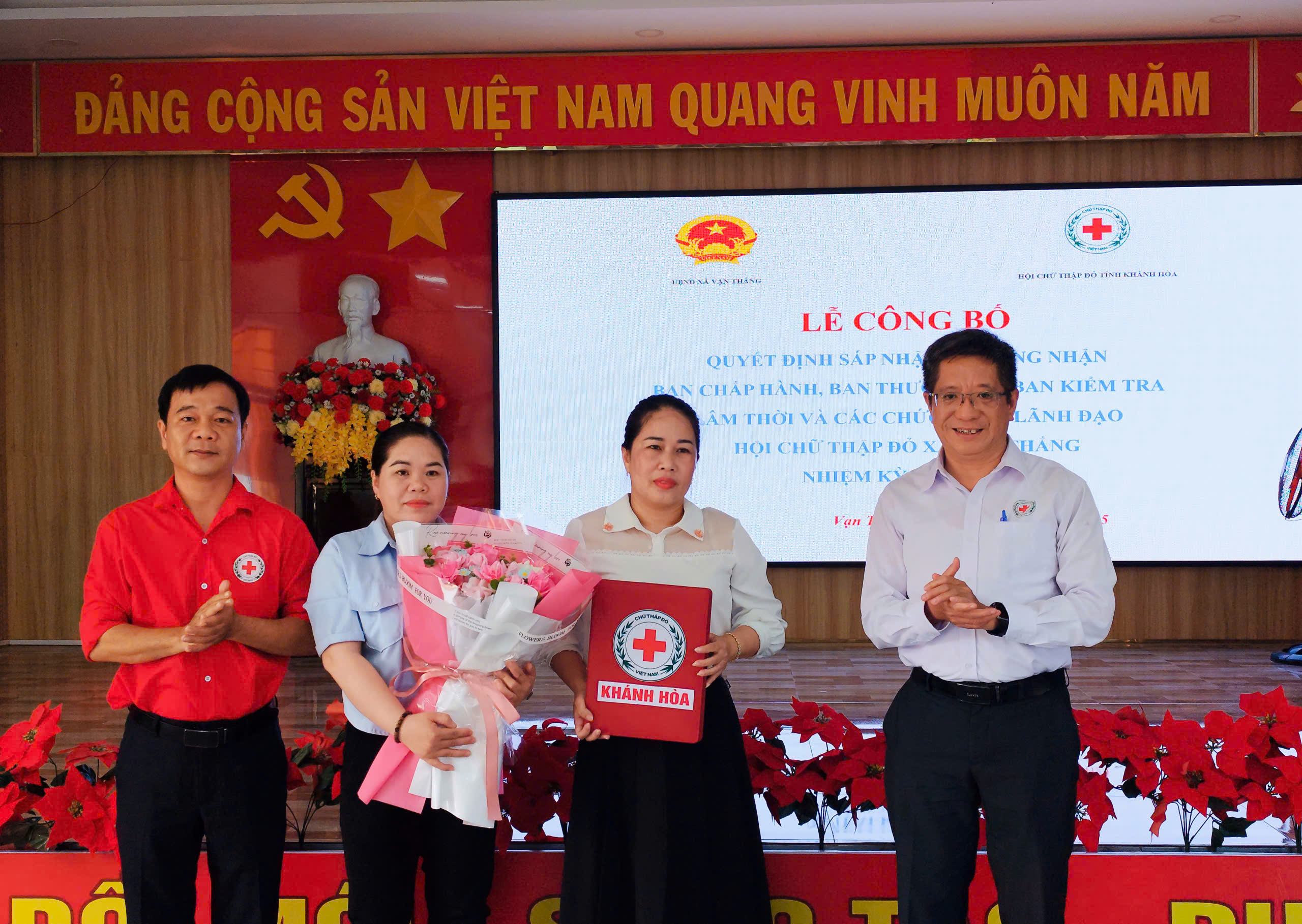 HỘI CHỮ THẬP ĐỎ TỈNH KHÁNH HÒA TRAO QUYẾT ĐỊNH CÔNG NHẬN NHÂN SỰ LÃNH ĐẠO HỘI CHỮ THẬP ĐỎ XÃ VẠN THẮNG, NHIỆM KỲ 2021 – 2026